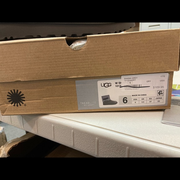 Shaina UGG boot - Picture 3 of 6